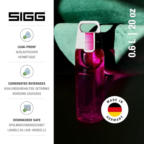Sigg Total Color Berry Trinkflasche (0.6 L), schadstofffreie und auslaufsichere Trinkflasche, leichte und bruchfeste Trinkflasche aus Tritan