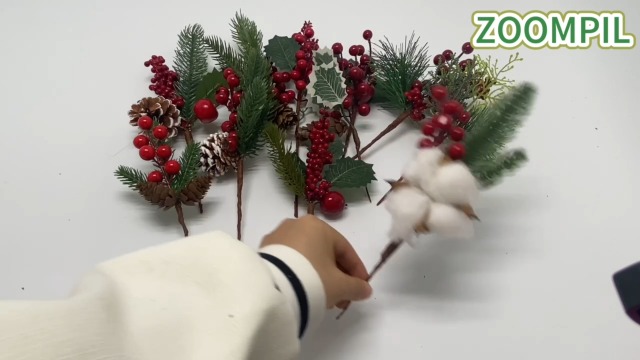 Couronne fait maison, branches de sapin, feuilles de laurier sauce, pommes de pin peintes à la main.. bonnes fêtes à vous tous