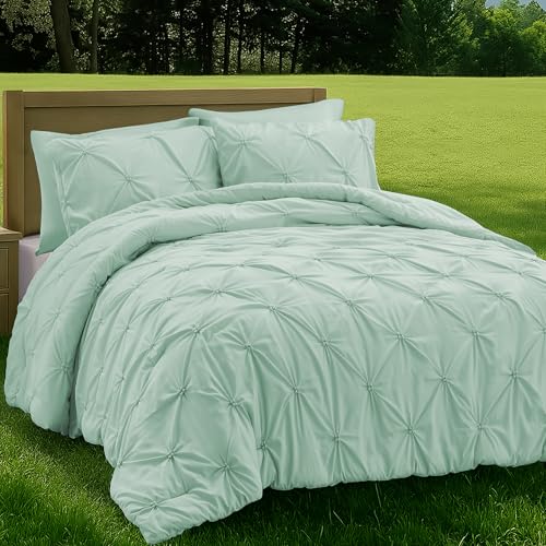 UNIKOME Juego de edredón tamaño Queen, color verde salvia, suave y esponjoso, juego de cama alternativo para todas las estaciones, juego de cama de 3 piezas plisado sólido con edredón, 2 fundas de