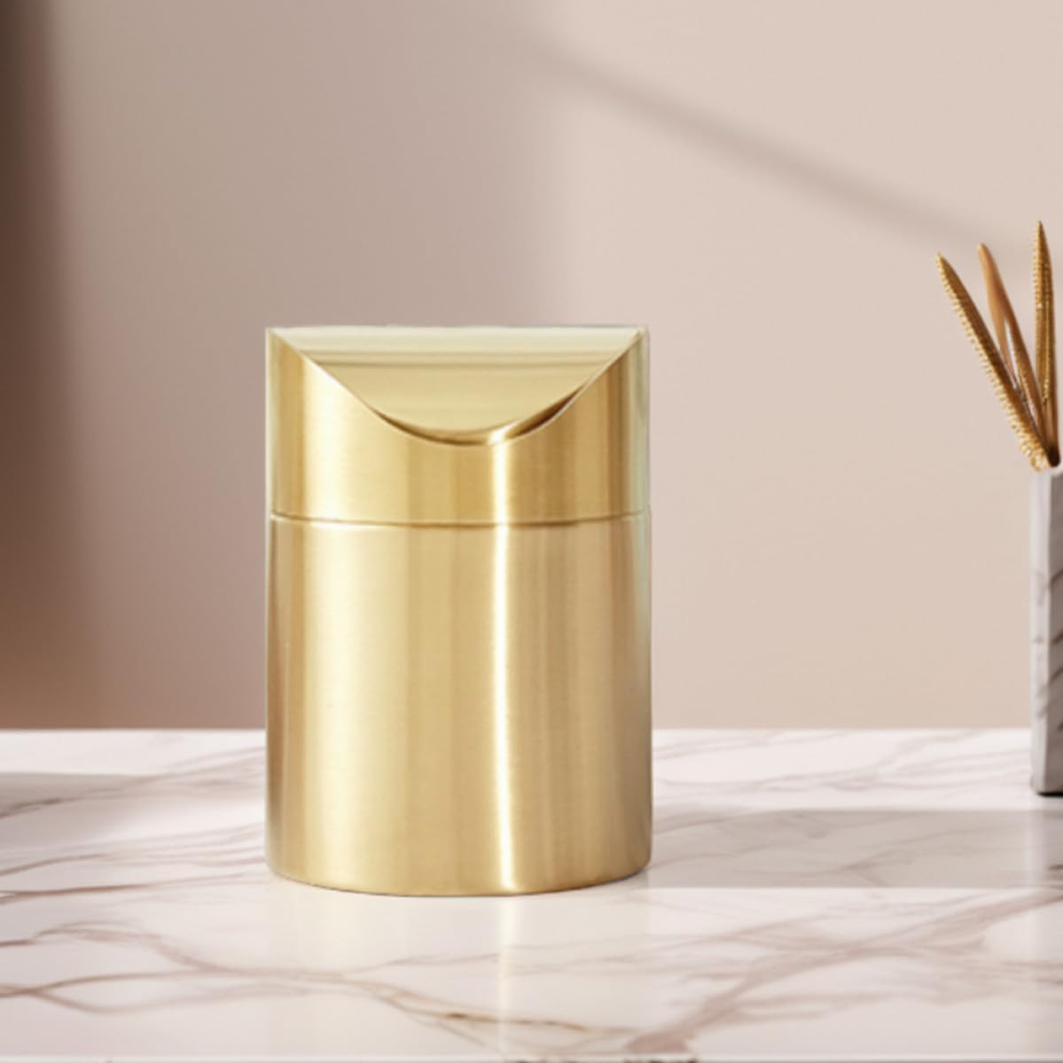 ifundom Kleiner Goldener Edelstahl Mülleimer mit Druckdeckel Platzsparender Desktop Abfallbehälter für Schreibtisch und Auto Multifunktional und Elegant