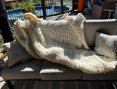 Chunky Knit Blanket 60'x80' &ndash; Handcrafted Chenille Throw Blanket for Couch, Bed & Home D&eacute;cor...
