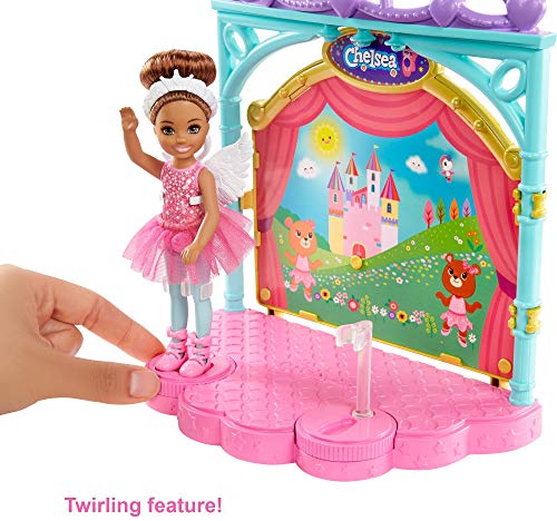 Barbie Muñeca Chelsea Clase de Ballet y Escenario 2 en 1, Juguete con Accesorios (Mattel GHV81)