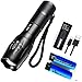 LED Taschenlampe ，Superhelle 2000 Lumen Wiederaufladbar Taschenlampe 5 Modi Wasserdicht Zoombar Einstellbarer Fokus, Taktische Taschenlampen (Inklusive 2pcs 18650 akkus & 18650 akku ladegerät)