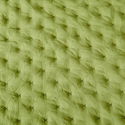 Image of Amazon Basics Brushed Microfiber Quilt Set, Extra Soft with Natural Texture, 3-Piece, Queen /Full, Green