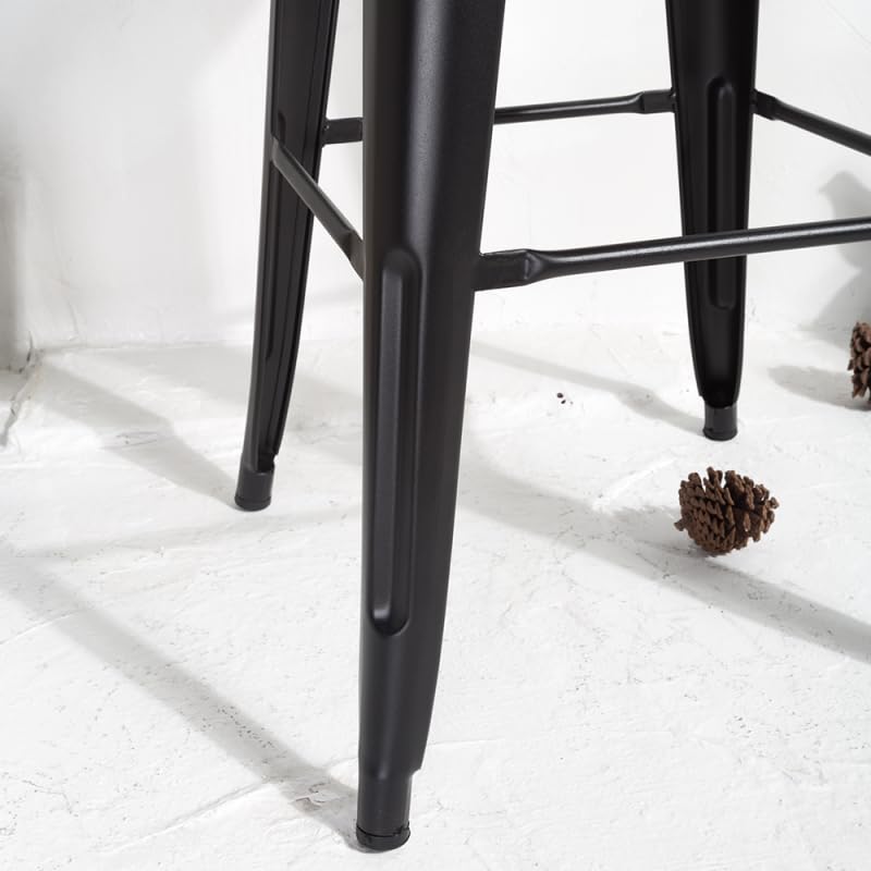 Kosmi - Silla de Bar, Taburete Grande de Estilo Industrial con pequeño Respaldo de Metal Negro Mate y Asiento de Madera Natural Clara, Altura del Asiento 76cm