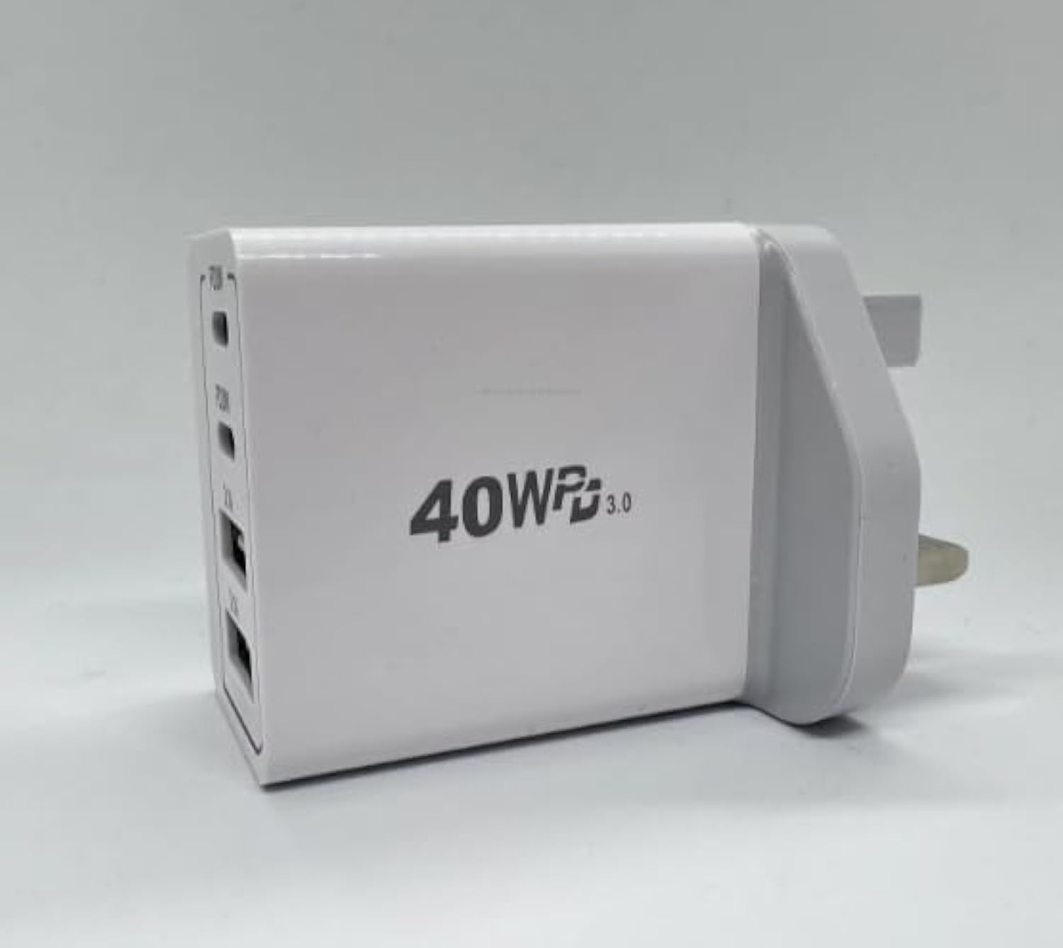 40W UK Plug 4 Ports Dual PD Type-C And Dual USB-A Wall Fast Charging Ports Power Adapter for i-Phone Sam-sung Hua-wei And Other PD Mobile Phones (White)