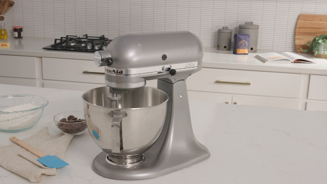 Watch KitchenAid Deluxe 4.5 Quart Tilt-Head Stand Mixer on Amazon Live