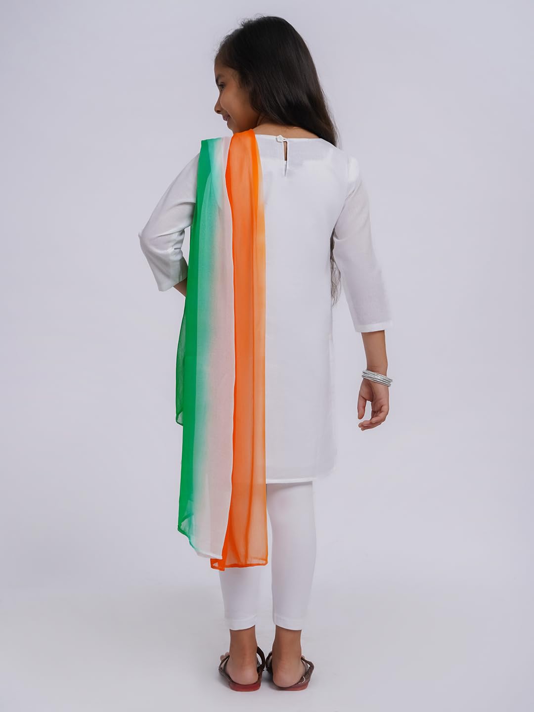 VASTRAMAY Kurta da bambina in cotone bianco con leggings e Dupatta tricolore - Abbigliamento etnico speciale per la festa della Repubblica, comodo ed elegante, per ragazze