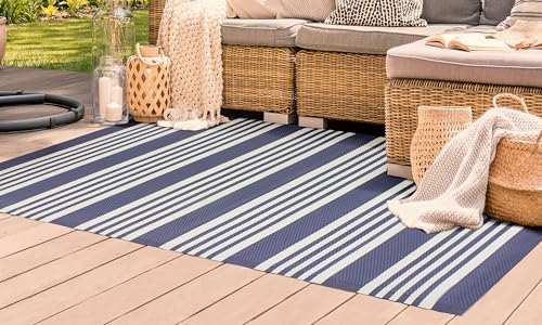 Thedecofactory - Natou - Tapis d'Extérieur, Tapis Exterieur Terrasse, Jardin, Résistant Pluie, Motifs Lignes - -120x180 cm-Bleu