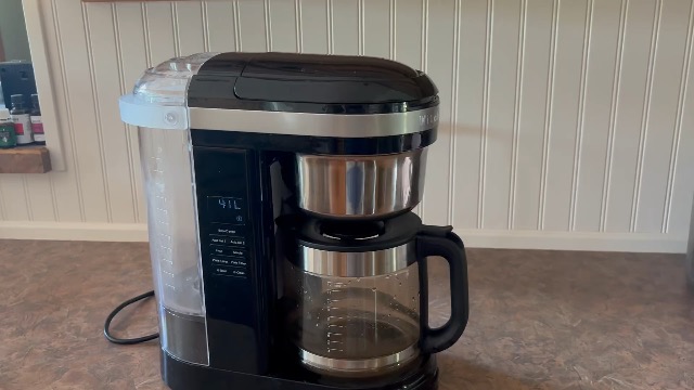 Кофе кайнаткычтын башкаруу панелинин санариптик дисплей менен жакындан тартылган сүрөтү