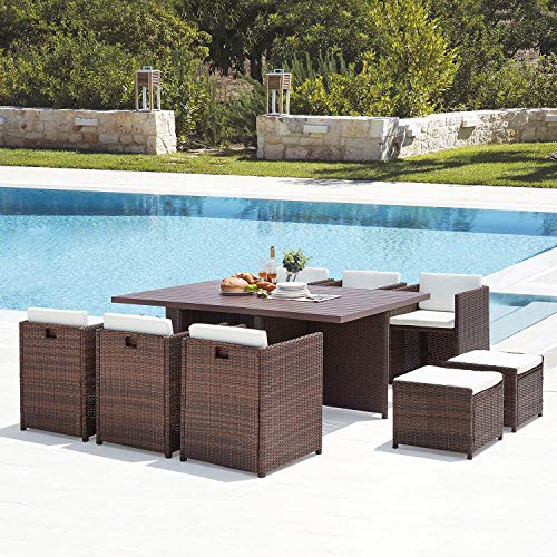 CONCEPT USINE - Salon De Jardin Sunset 10 Personnes en Résine Tressée Et Aluminium Marron - 1 Table en Aluminium - 6 Fauteuils - 4 Poufs - Coussins Blanc -...