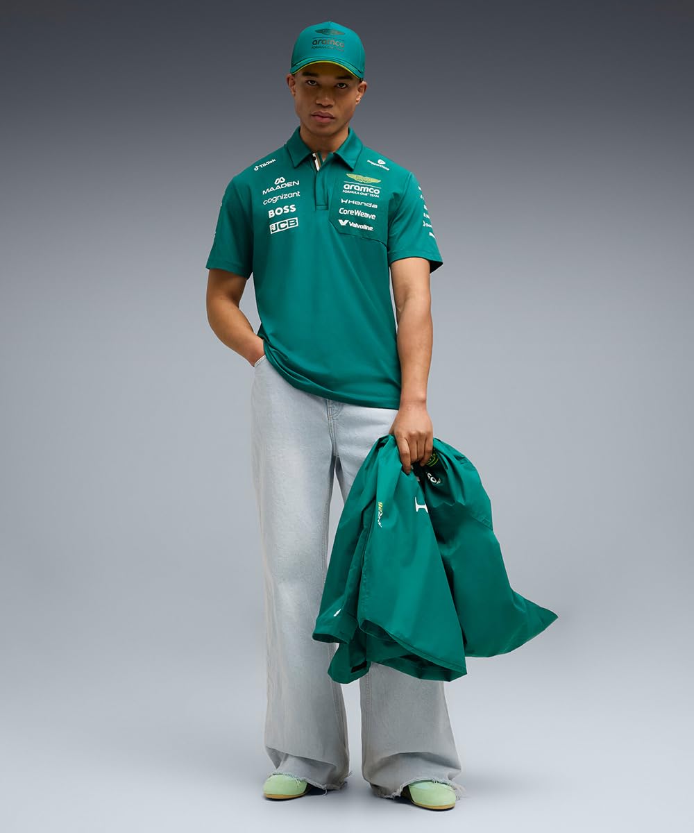 PUMA Aston Martin F1 2026 Polo Team Uomo – Verde | Come visto indossato dal team e dai piloti, Tutti i loghi più recenti di team e partner, Maniche corte con colletto a tapetta