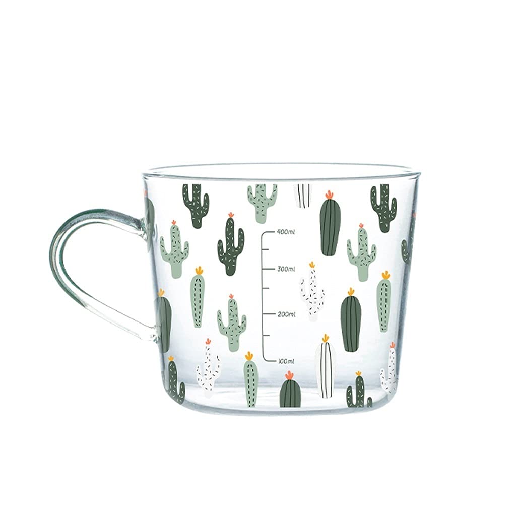 Tazas de vidrio con escala para preparar café con leche y jugos naturales en el desayuno