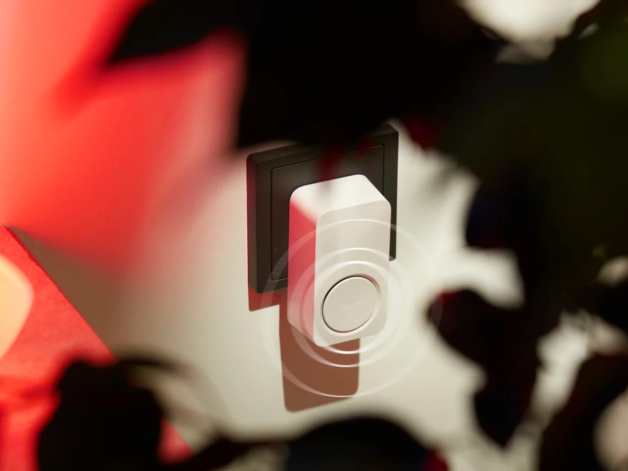 Philips Hue Secure Smart Chime, Campanello smart con notifiche in tempo reale e suoneria citofono supplementare, per videocamere Hue e prese standard, Campanello wireless con sensori movimento, bianco