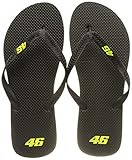 Chanclas realizadas en goma blanda perteneciente a la colección exclusiva VR46 Core. Fresco y reconfortante, el ideal para la temporada de verano con un pequeño 46