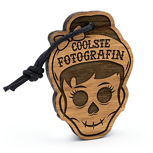 Preisvergleich Produktbild Fashionalarm Schlüsselanhänger Totenkopf Coolste Fotografin aus Holz mit Gravur / Geschenk Idee Fotografie Profi Hobby Beruf Job Arbeit