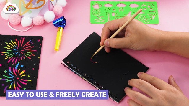 Scratch Art Bambini Set, 200 Pezzi Fogli Neri da Grattare Bambini, Arcobaleno Scratch Paper Set, con 4 Stilo in Legno, 4 Righelli Modello, Giocattoli educativi per Appunti, Disegni, Giochi, Scrittura
