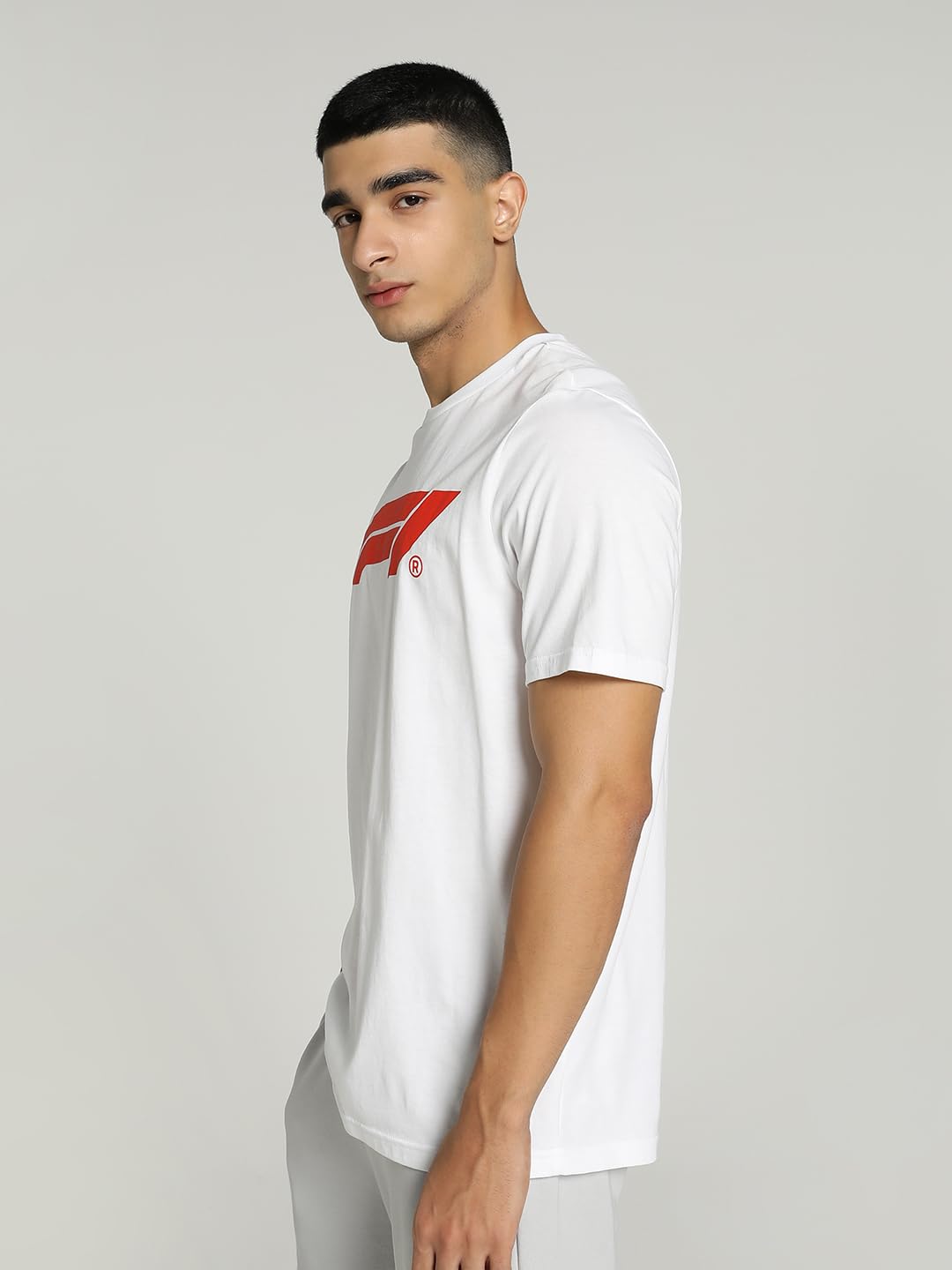 Puma F1 Ess Logo Tee 180g Magliette Uomo (Pacco da 1) | Logo F1® sul davanti, Logo PUMA sulla manica, Collo rotondo, Maniche corte, Prodotto ufficiale PUMA x F1®