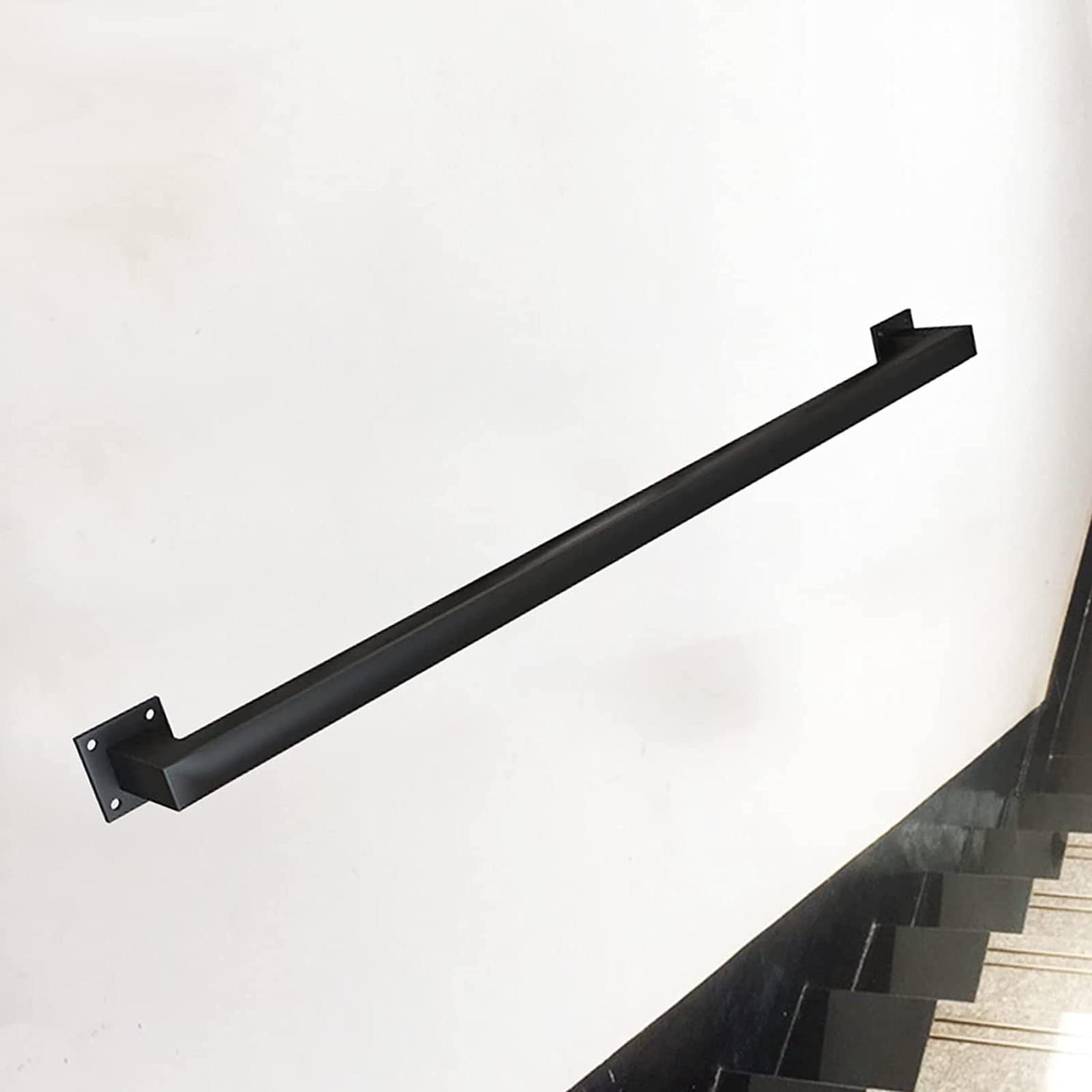 Main courante pour escalier intérieur en fer forgé noir au design industriel élégant