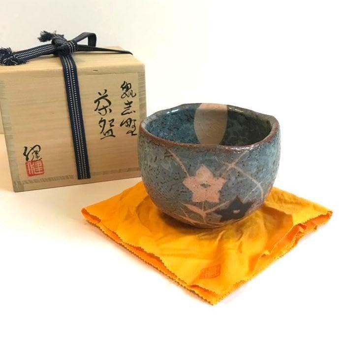 Amazon.co.jp: 志野焼 源九郎窯 加藤健 造 鼠志野 茶碗 桔梗紋 共箱