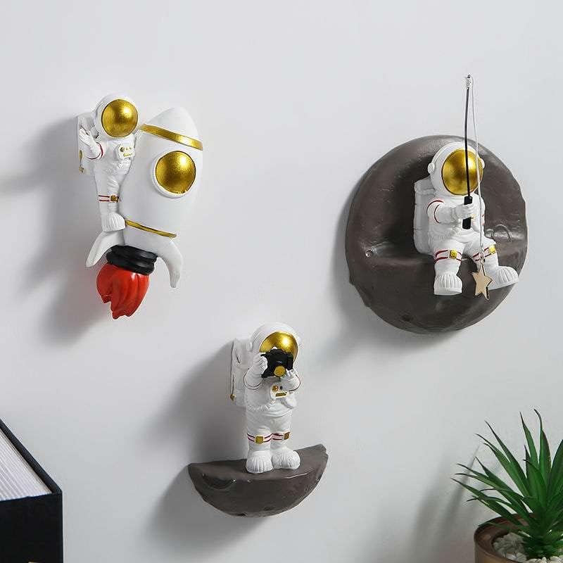 Miniatura 3 de BYVUTE Figura de decoración de pared de astronauta de resina montada en la pared con colgante de astronauta espacial planeta luna cohete para sala