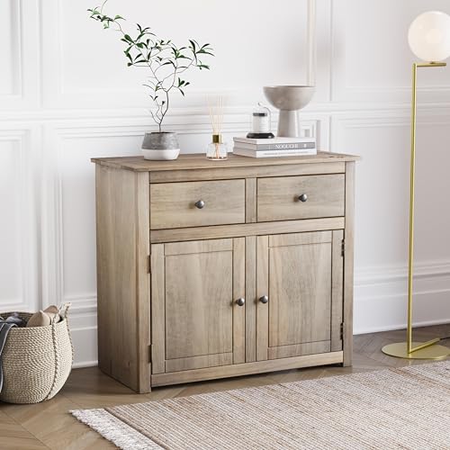 La credenza è realizzata in legno di pino massiccio, che la rende estremamente robusta e durevole. Il legno di pino è noto per la sua resistenza e durata, il che lo rende una scelta ideale per mobili destinati a durare. Con cura e manutenzione adeguate, questa credenza manterrà la sua bellezza e funzionalità per molti anni.