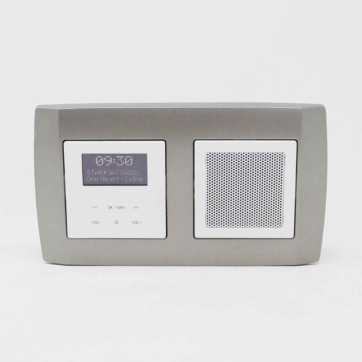 Radio encastrée LOGIQ avec Haut-Parleur 2W RMS, Dab+, FM et Bluetooth, écran OLED, Alarme et Sleep Timer, livrée avec Cadre 2 Voies Bold, Titane
