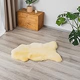 Nous vous proposons une belle peau de mouton douce et moelleuse en différentes tailles, idéale comme fourrure pour chaises, canapé ou tapis. Notre peau d'agneau véritable provient de moutons mérinos avec une laine particulièrement dense et douce.