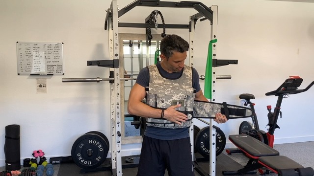 MOTIVE FITNESS By U.N.O. Kraftstation Multi-Gym Challenge, 10 Gewichtsblöcke  Seilzug Butterflystange Latzug Ruderfunktion Und Mehr Max Benutzergewicht 120 Kg Max Trainingsgewicht 100 Kg 555450629