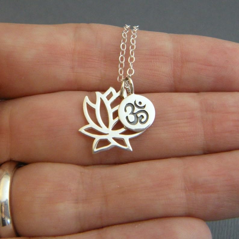 Collana con fiore di loto e om in argento sterling 925. Ciondolo orientale. Gioielli yoga yogi con ciondolo ohm. Semplice e delicato per tutti i giorni. Delicato. Regalo per lei | Con catena da 18