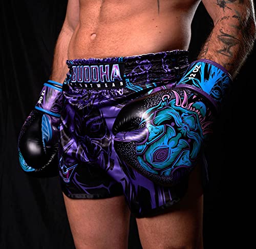 Modelo usando los pantalones Muay Thai Buddha Fight Wear con guantes de boxeo a juego, mostrando el atuendo completo para el entrenamiento