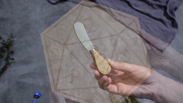 Tabla de cortar estilo D20 de madera con cuchillos miniatura 7