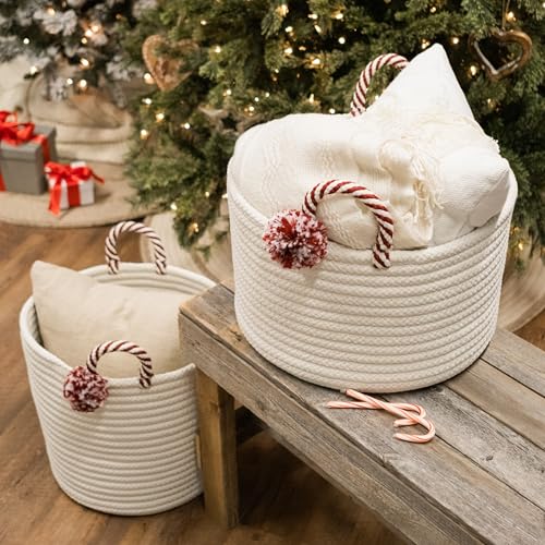 Cesta de remolinos navideños para organizar los regalos del salón familiar 6