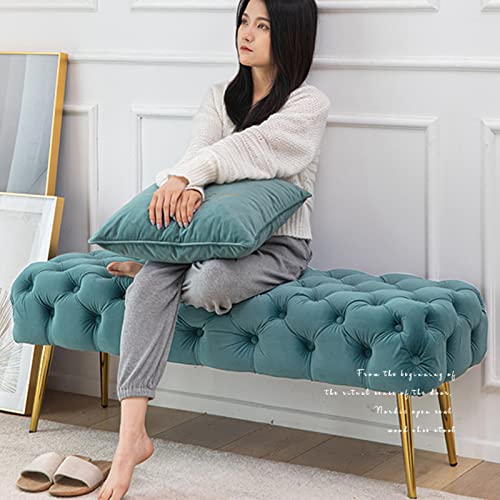 Pouf en velours capitonné pour optimiser les petits salons - 4