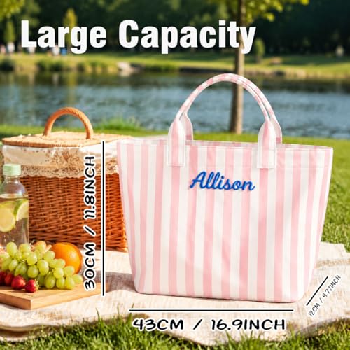 Bolso tote personalizado con rayas para mujer, bolso impermeable con nombre bordado en plástico brillante para playa y piscina, bolso grande con impresión para vacaciones de verano y viajes, regalo para viaje de chicas miniatura 4