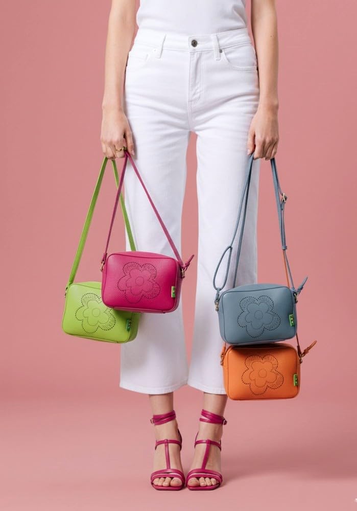 Agatha Ruiz de la Prada Bolso Bandolera en color naranja con flor calada