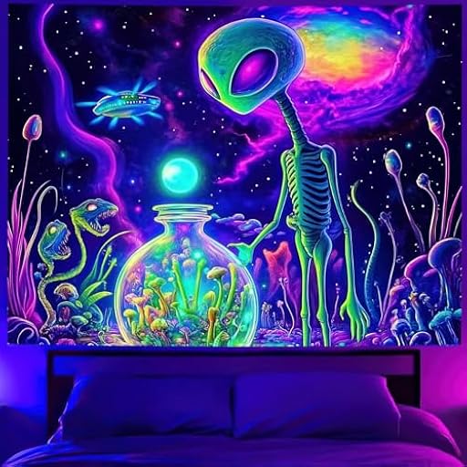 BlissYard Tapiz de luz negra que brilla en la oscuridad, tapiz brillante de neón de 78 x 59 pulgadas, pósteres geniales para colgar en la pared, decoración artística fluorescente con OVNI, alienígena | Ya disponible en tu tienda friki favorita! En mundofriki.es!