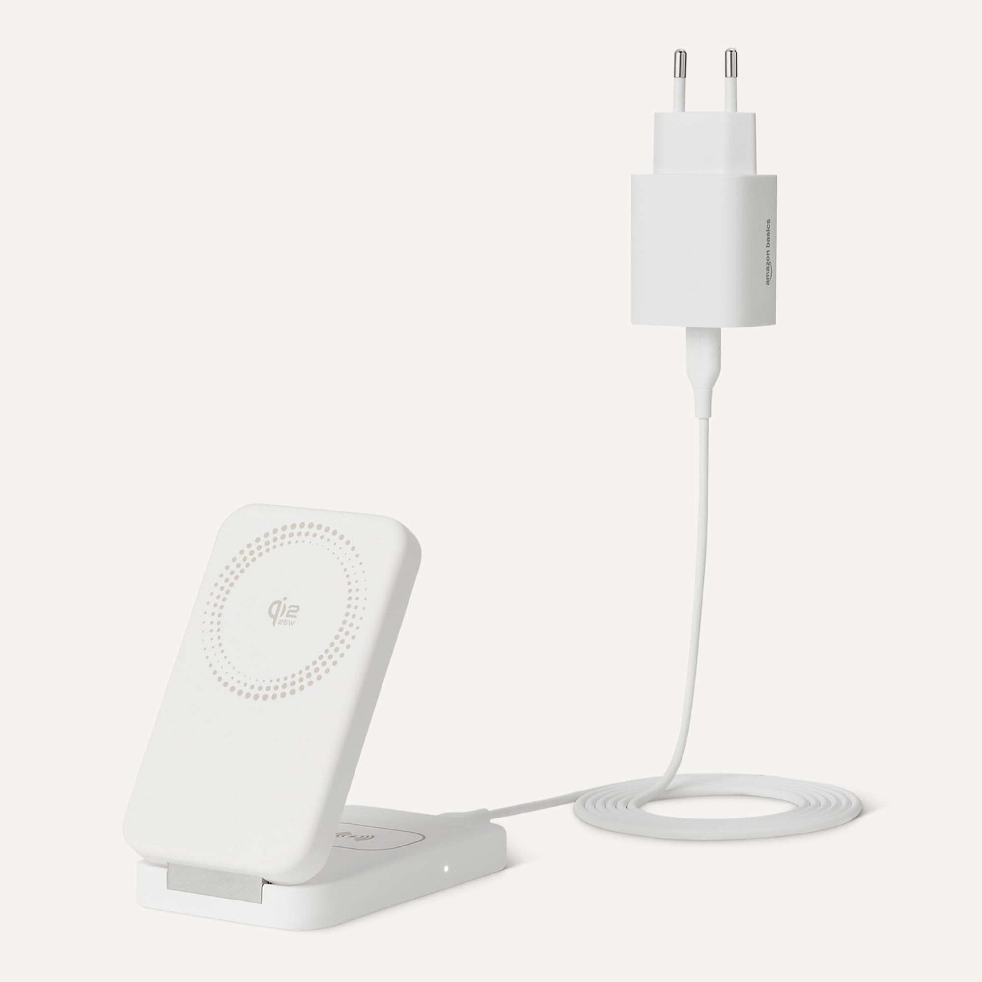 Amazon Basics MagSafe-Kompatible 2-in-1-Schnellladestation, max. 25W, Qi2.2-Zertifiziert, Klappständer für iPhone 17/16/15/14/13/12 und AirPods, mit USB-C-PD-Adapter 45W, Weiß