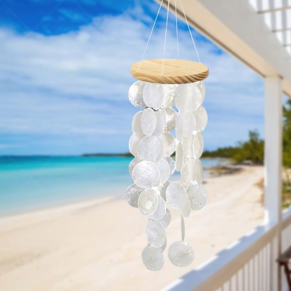 Handgefertigtes 71,1 cm großes Capiz-Muschel-Windspiel mit runden Muscheln und Holzplatte, entworfen für den Außenbereich, um Ihrem Raum ruhige Klänge und Küstenstil zu verleihen (weiß)
