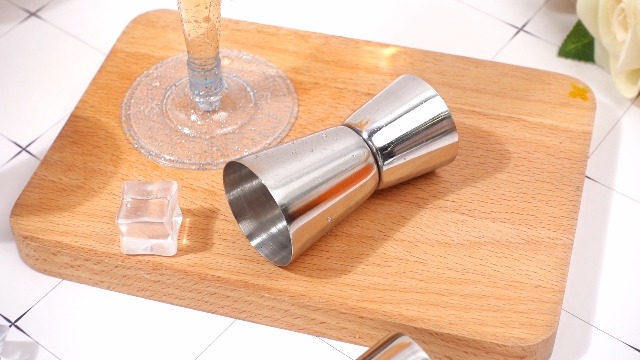 Amazon.com: 4 件組雙雞尾酒杯2 種尺寸不鏽鋼日式酒吧量杯雞尾酒酒精