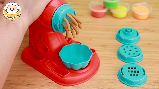 VBACALA Set De 51 Accesorios De Plastilina – Máquina De Helados, Hamburguesera Y Pastelera, Con 12 Latas De Colores, Regalo Creativo Para Niños Desde 3 Años