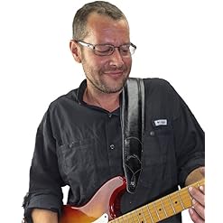 Walker & Williams C-22-BB Sangle rembourrée en cuir pour guitare acoustique, électrique et basse Noir, Noir - Les Beatles, Paul McCartney, John Lennon, RIngo Starr, George Harrison Walker & Williams C-22-BB Sangle rembourrée en cuir pour guitare acoustique, électrique et basse Noir, Noir – Image 4