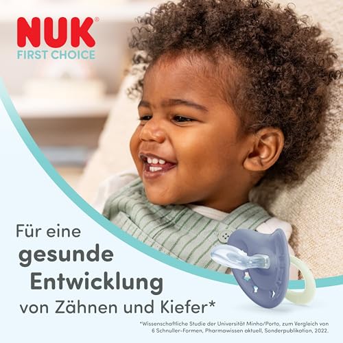 NUK First Choice Classic Day & Night Baby Schnuller | 0-6 Monate | Orthodontische Schnuller, die im Dunkeln leuchten | 95% Akzeptanz bei Babys** | Blau | 4 Stück