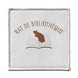 BORDS RENFORCES : Finition de qualite. Le contour de l'ecusson est brode (point bourdon) pour eviter que le tissu ne s'effiloche avec le temps. Cela assure un rendu propre et net sur votre textile.