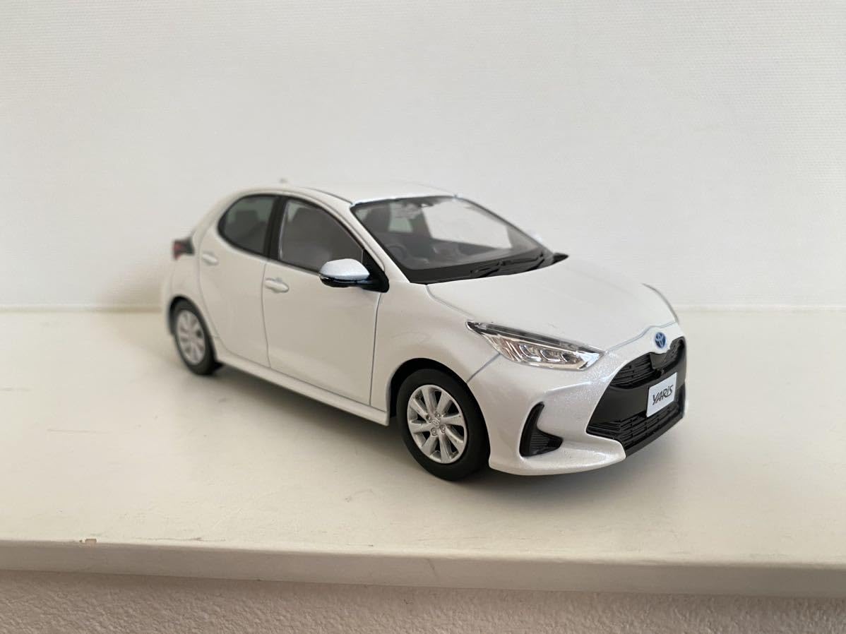 ミニカー　色見本　トヨタ　ヤリス Amazon.co.jp: ヤリス ミニカー 1/30 ホワイトパールクリスタル