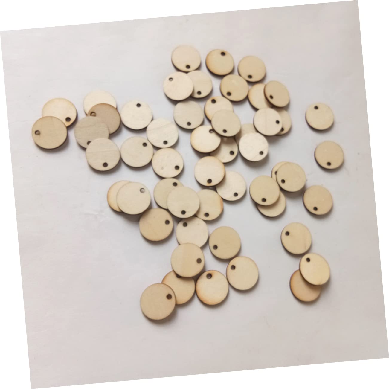 SHINEOFI 50 Pezzi Dischi di Legno Rotondi da 2cm con Aforo per Decorazioni Fai da Te Superficie Liscia per Decoupage e Targhette Personalizzate