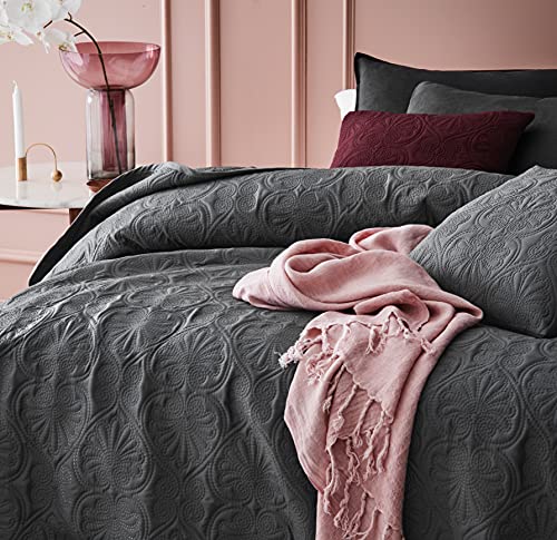 ROOM99 Leila Elegante Tagesdecke in Dunkelgrau 200 x 220 cm Vielseitige Wohndecke als Bettüberwurf oder Sofaüberwurf Überwurfdecke für Bett… – Ansicht 3