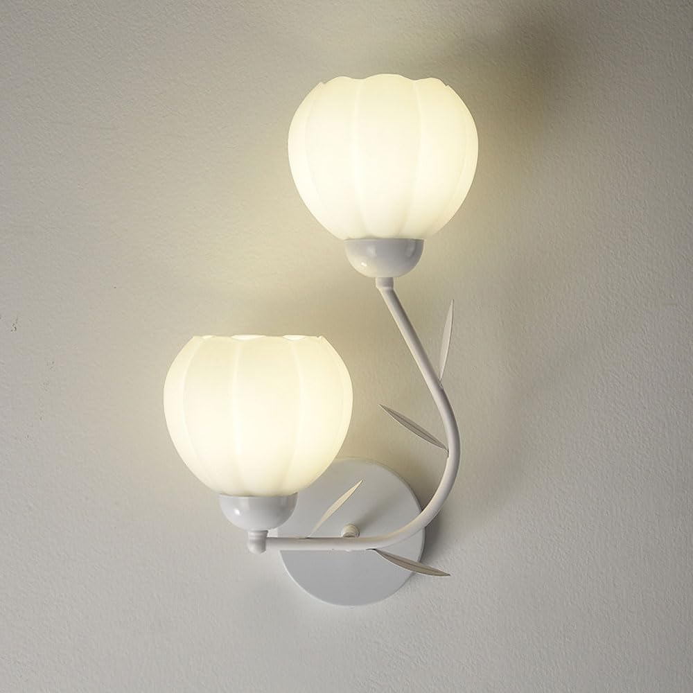Biała lampa ścienna w stylu francuskim w kształcie pąka kwiatu, 2 światła, ze szklanym kloszem, nowoczesna dekoracyjna oprawa ścienna do sypialni lub stolika nocnego.
