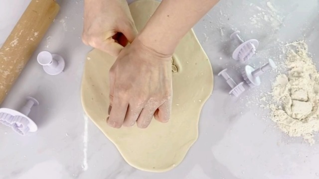 2 tagliabiscotti con foglie di agrifoglio | Materiale per la progettazione di torte