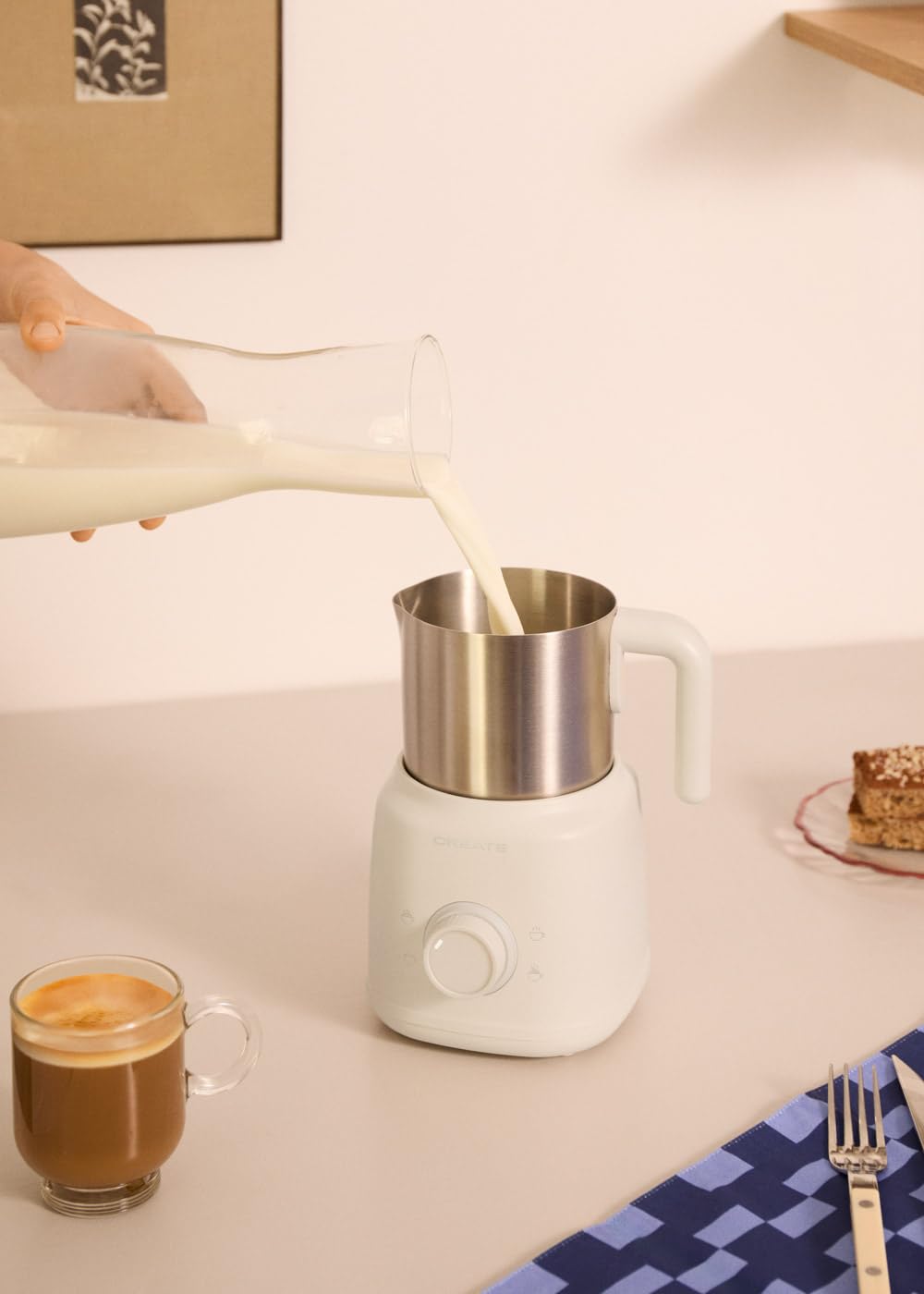 CREATE/MILK FROTHER RETRO/Milchaufschäumer und -erhitzer mit abnehmbarem Krug Cremeweiß/Magnetische Drehzubehörteile, 350ml, für kalte und warme Getränke, 500W